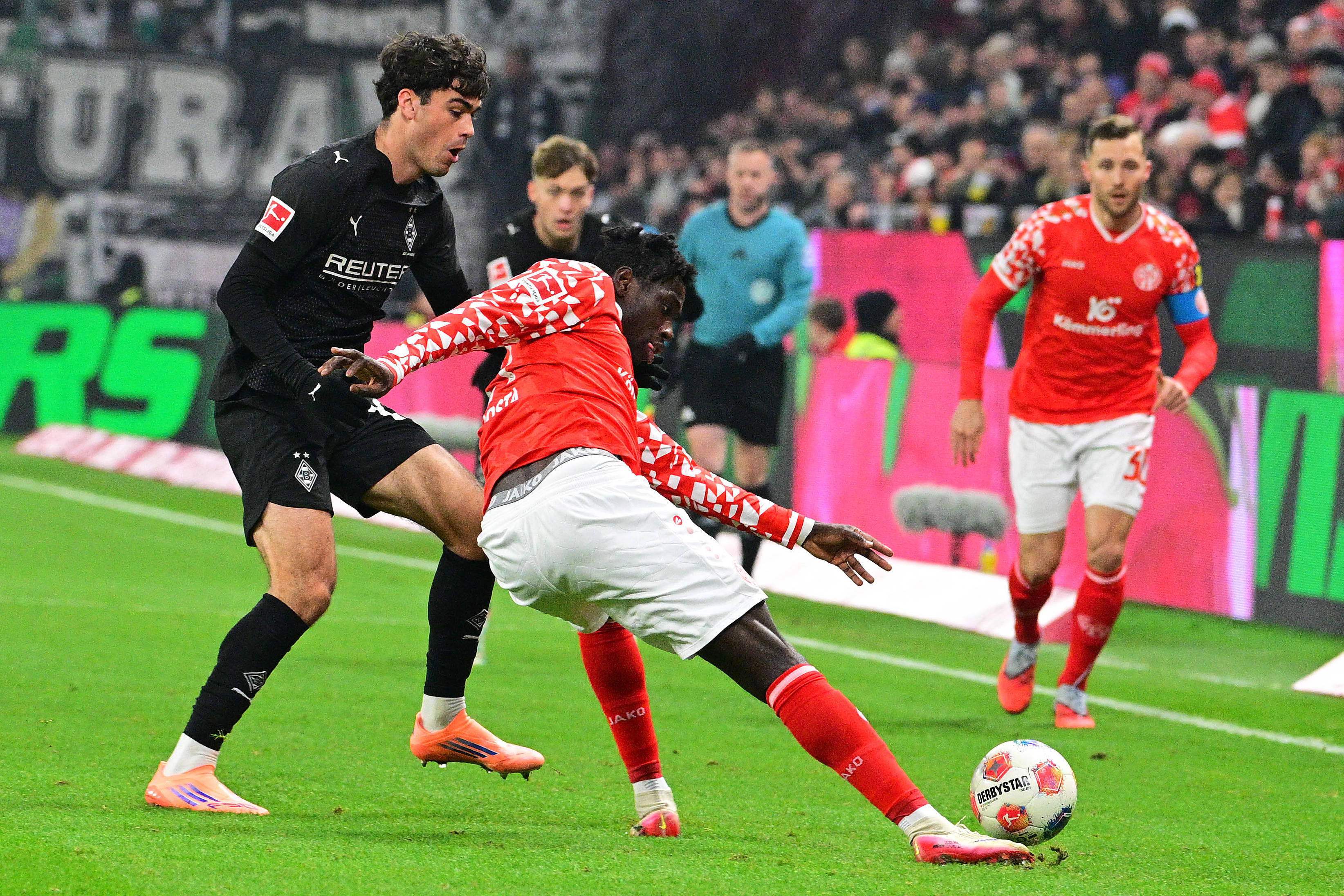 (体育)足球——德甲:美因茨不敌门兴格拉德巴赫